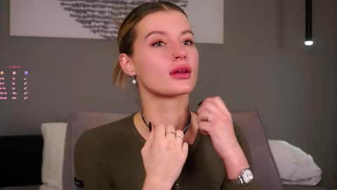 Kelly online show from 12/01/25, 01:27