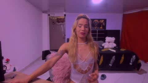 Snapshot of greichellsecret__ chatting on 06/17/26, 07:00 graichell online show from 06/17/26, 07:00