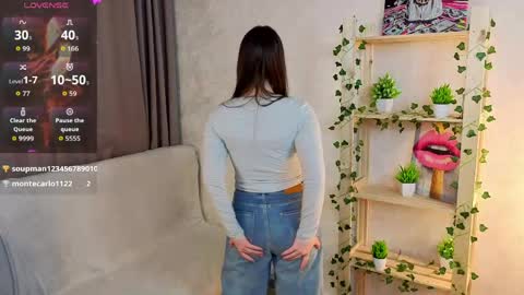 Snapshot of gretalinelle chatting on 05/25/26, 05:41 Cutie Ellie online show from 05/25/26, 05:41
