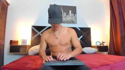 Snapshot of grey_noa22 chatting on 04/23/26, 01:02 Benjamin online show from 04/23/26, 01:02