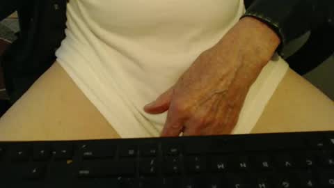 Snapshot of griz01 chatting on 12/26/24, 06:22 griz01 online show from 12/26/24, 06:22