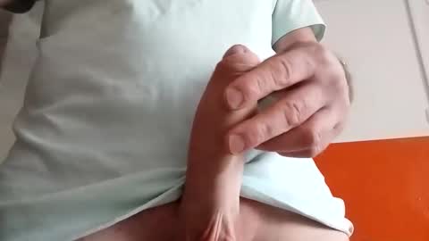 Snapshot of grzegorz34 chatting on 01/07/25, 12:20 Greg online show from 01/07/25, 12:20