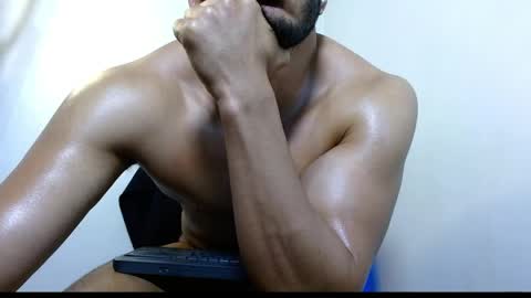 Snapshot of gurushake chatting on 04/21/26, 07:06 holl latino online show from 04/21/26, 07:06