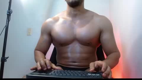Snapshot of gurushake chatting on 05/19/26, 06:25 holl latino online show from 05/19/26, 06:25