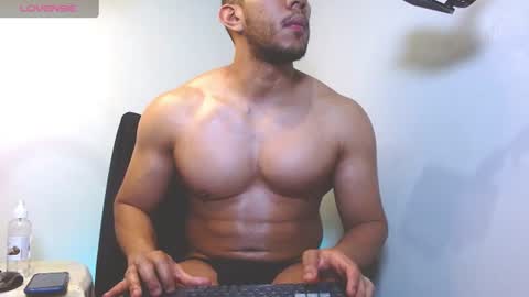 Snapshot of gurushake chatting on 07/15/26, 06:24 holl latino online show from 07/15/26, 06:24
