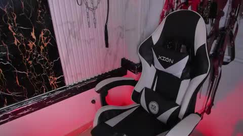 Snapshot of guxplo chatting on 02/09/26, 04:00 Antonella online show from 02/09/26, 04:00