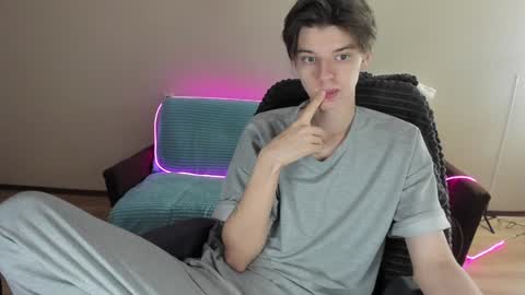 guy_liam1 online show from 12/05/24, 08:22