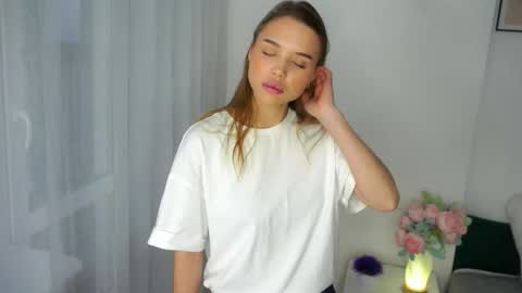 Kira  online show from 12/17/25, 07:14