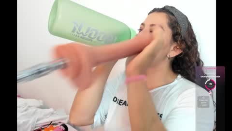 Snapshot of hade_cute2 chatting on 01/09/25, 08:01 hade_cute2 online show from 01/09/25, 08:01