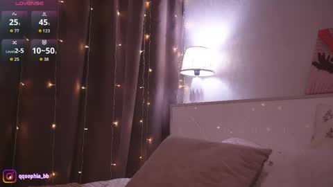 Snapshot of hadleynichols chatting on 05/21/26, 01:23 Hi Im Rebecca Glad to see you in my room PVT is open online show from 05/21/26, 01:23