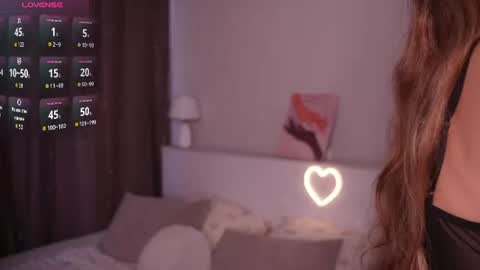 Snapshot of hadleynichols chatting on 06/18/26, 02:12 Hi Im Rebecca Glad to see you in my room PVT is open online show from 06/18/26, 02:12