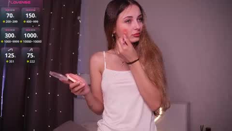Snapshot of hadleynichols chatting on 06/19/26, 01:32 Hi Im Rebecca Glad to see you in my room PVT is open online show from 06/19/26, 01:32