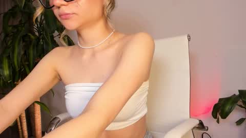 Hailey online show from 10/18/25, 03:42