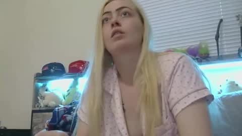 Hailey and d online show from 12/14/25, 10:14