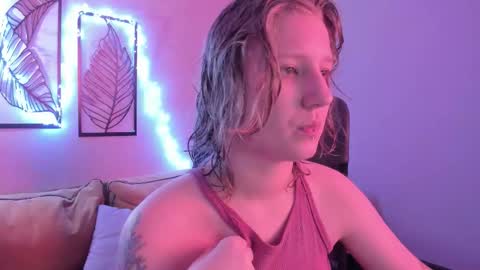 Hailey online show from 12/05/25, 10:13