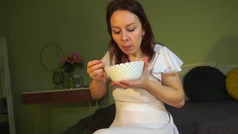 Hailey online show from 02/21/25, 04:29