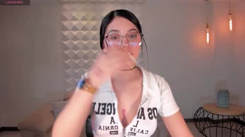 Snapshot of haileyross_ chatting on 11/29/25, 12:19 Hailey online show from 11/29/25, 12:19