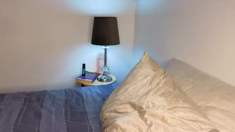 Independent       model  online show from 10/25/25, 01:02