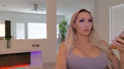 Snapshot of haliaxhill chatting on 10/15/25, 05:57 Halia Hill online show from 10/15/25, 05:57