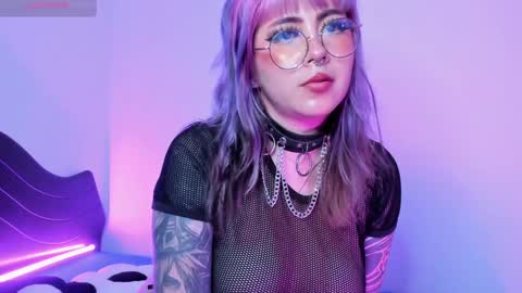 Snapshot of hallucigenia_sparza chatting on 01/22/25, 04:02 Hallu online show from 01/22/25, 04:02
