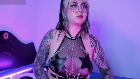 Snapshot of hallucigenia_sparza chatting on 02/25/25, 04:00 Hallu online show from 02/25/25, 04:00