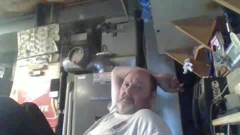 Snapshot of handiemanhere chatting on 10/08/25, 02:14 naked man online show from 10/08/25, 02:14