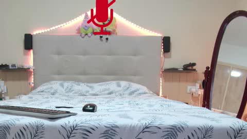 Snapshot of hane40 chatting on 10/12/25, 11:48 hane40 online show from 10/12/25, 11:48