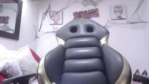 hanna_lamber online show from 10/29/25, 11:23