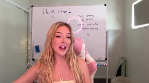 Snapshot of hannahbbxx chatting on 01/08/25, 04:12 Hannah online show from 01/08/25, 04:12