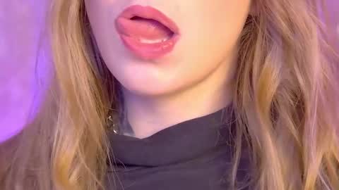 Snapshot of hannahmonttana chatting on 09/30/25, 04:06 Pearl online show from 09/30/25, 04:06