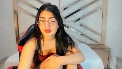 Snapshot of hannaliss18 chatting on 11/06/25, 03:51 Hanna online show from 11/06/25, 03:51