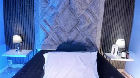 hannyk_ online show from 03/10/26, 11:37