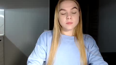 happy_fox_ online show from 12/06/24, 10:30