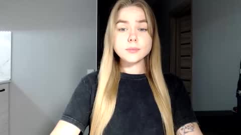 happy_fox_ online show from 11/16/25, 07:08