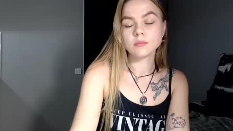 happy_fox_ online show from 03/12/26, 08:48