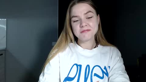 happy_fox_ online show from 03/24/26, 09:09