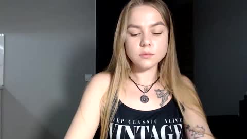 happy_fox_ online show from 04/14/26, 06:47