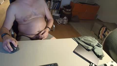 Snapshot of happybugger chatting on 04/19/26, 06:10 Cum for you online show from 04/19/26, 06:10
