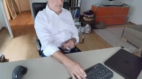 Snapshot of happybugger chatting on 05/06/26, 06:08 Cum for you online show from 05/06/26, 06:08