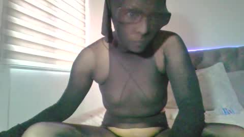 Snapshot of harmony_pantyhose chatting on 11/23/25, 07:24 Emma online show from 11/23/25, 07:24