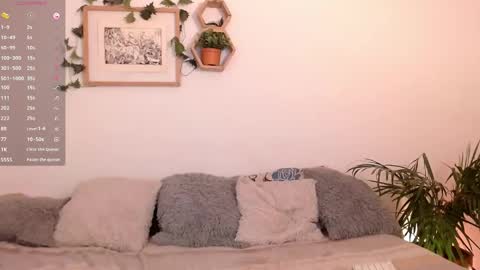 Snapshot of harmonyy01 chatting on 12/07/24, 06:54 Harmony Please help me to reach 100 thumbs up online show from 12/07/24, 06:54