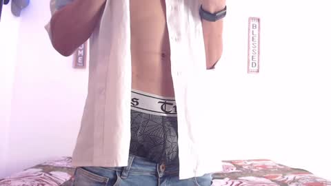 Snapshot of harrythomson1 chatting on 01/22/25, 01:42 harry thomson online show from 01/22/25, 01:42