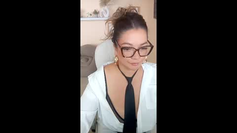 Snapshot of hat_on chatting on 06/10/26, 05:56 leila online show from 06/10/26, 05:56