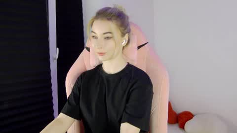 Snapshot of haters_ chatting on 07/19/26, 10:24 Anna online show from 07/19/26, 10:24