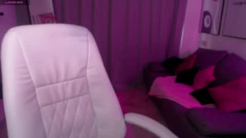 Mia online show from 04/12/26, 07:35