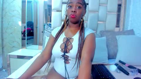hazel_lanee online show from 11/03/25, 02:02