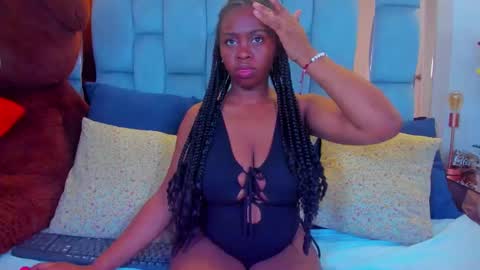 hazel_lanee online show from 12/15/25, 02:16