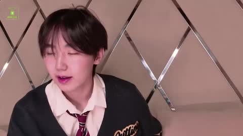 HEEJIN online show from 10/02/25, 04:19