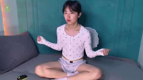 HEEJIN online show from 10/18/25, 08:42