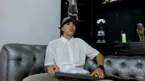 Snapshot of heellboy_ chatting on 11/27/25, 02:35 heellboy_ online show from 11/27/25, 02:35